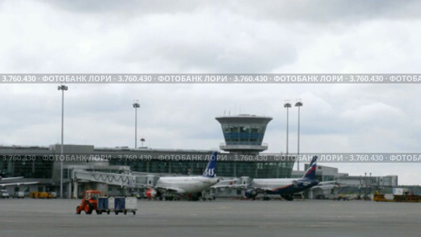 Два самолета компаний SAS и Аэрофлот стоят перед диспетчерской, тайм лапс (2011 год). Редакционное видео, видеограф Losevsky Pavel / Фотобанк Лори