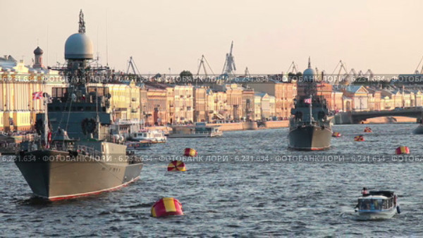 Два военных крейсера ВМФ России пришвартованы в акватории Невы, Санкт-Петербург (2014 год). Стоковое видео, видеограф Кекяляйнен Андрей / Фотобанк Лори