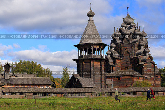 Двадцатипятиглавая церковь Покрова Пресвятой Богородицы в парковом комплексе "Усадьба Богословка" (2021 год). Редакционное фото, фотограф Роман Рожков / Фотобанк Лори