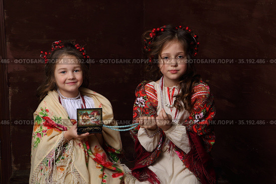 Две девочки меряют бижутерию. Стоковое фото, фотограф Марина Володько / Фотобанк Лори