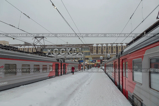 Две пригородные электрички на платформе Павелецкого вокзала зимой. Москва. (2021) Редакционное фото, фотограф Юлия Кутыгина / Фотобанк Лори