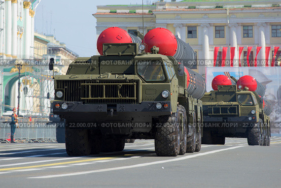 Две ракетных пусковых установоки ЗРС С-300ПМ на репетиции парада в честь Дня Победы крупным планом. Санкт-Петербург (2015 год). Редакционное фото, фотограф Виктор Карасев / Фотобанк Лори