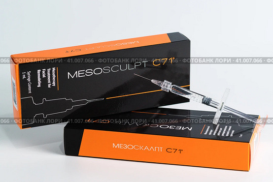 Две упаковки и шприц с препаратом Mesosculpt C71. Многокомпонентный липолитик нового поколения. Средство для расщепления жировых отложений (2022 год). Редакционное фото, фотограф Наталья Гармашева / Фотобанк Лори