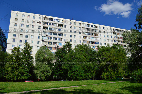 Двенадцатиэтажный четырёхподъездный панельный жилой дом 1605-АМ(1605АМ/12Ю), построен в 1978 году. Дубнинская улица, 28, корпус 1. Район Восточное Дегунино. Город Москва (2015 год). Стоковое фото, фотограф lana1501 / Фотобанк Лори