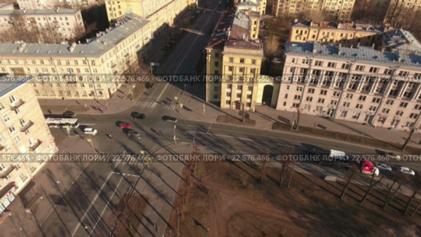 Движение автотранспорта на перекрестке Краснопутиловской и улицы Маршала Говорова в вечернее время. Санкт-Петербург (2016 год). Стоковое видео, видеограф Кекяляйнен Андрей / Фотобанк Лори
