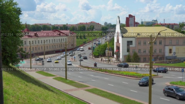Движение машин в летний день по шоссе в городе Гродно, Беларусь, ул. Мостовая. Редакционное видео, видеограф Sergei Gorin / Фотобанк Лори