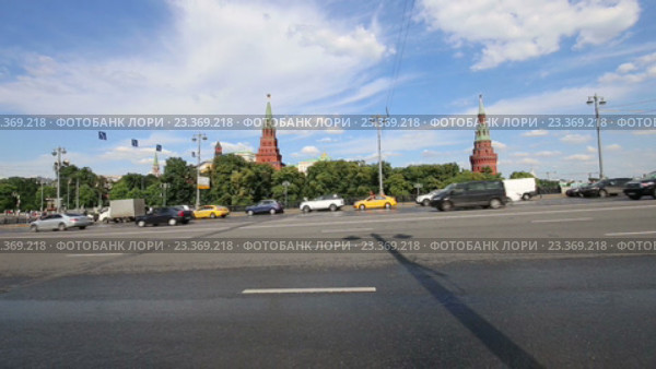 Движение на Боровицкой площади, вид на Кремль, Москва, Россия (2016 год). Редакционное видео, видеограф Владимир Журавлев / Фотобанк Лори