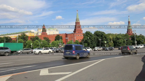 Движение на Боровицкой площади, вид на Кремль, Москва, Россия (2016 год). Редакционное видео, видеограф Владимир Журавлев / Фотобанк Лори