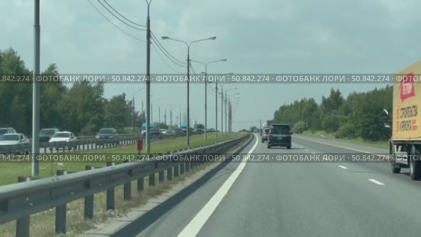 Движение по автомагистрали в летний день. Редакционное видео, видеограф Антон Моргунов / Фотобанк Лори