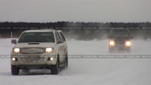 Движение по зимней дороге в метель. Автомобили Toyota и ГАЗ (Соболь). Traffic on the winter road in a snowstorm. Toyota and GAZ (Sable) cars. (2013 год). Редакционное видео, видеограф Евгений Романов / Фотобанк Лори