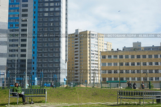 Двор и новостройки многоэтажных домов в городе Екатеринбурге по улице Дорожной 14. Жилищный комплекс "Весна". Courtyard and new buildings of multi-storey buildings in Yekaterinburg on Dorozhnaya street 14, Vesna Housing Complex (2022 год). Редакционное фото, фотограф Юрий Карачев / Фотобанк Лори