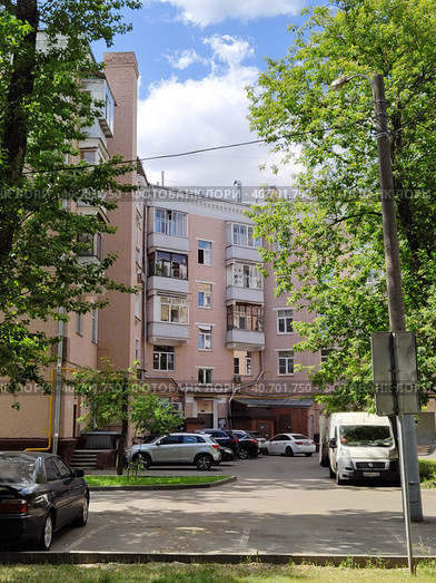 Двор многоквартирного дома ясным летним днем. Старые улицы большого города. Парковка автомобилей возле подъезда жилого здания. Россия, Москва, 21 июня 2023. The courtyard of an apartment building on a clear summer day. Old streets of a big city. Parking of cars near the entrance of a residential building. Russia, Moscow, June 21, 2023. Редакционное фото, фотограф Ирина / Фотобанк Лори