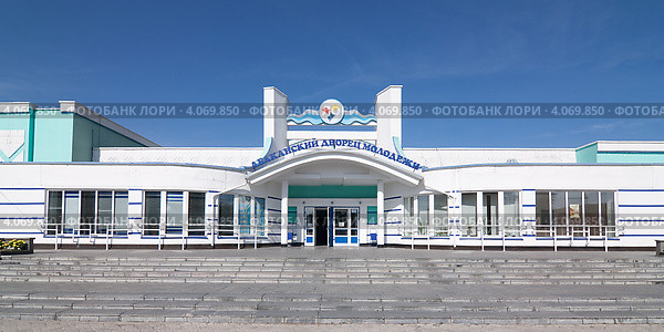 Дворец молодежи в Абакане (2012 год). Редакционное фото, фотограф Шичкина Антонина / Фотобанк Лори