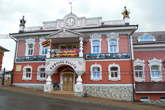 Дворец мыши в городе Мышкине весною после дождя (2016 год). Редакционное фото, фотограф Светлана Шимкович / Фотобанк Лори