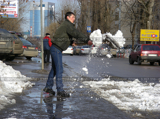 Дворник убирает снег на улице. Багратионовский проезд. Москва (2012 год). Редакционное фото, фотограф lana1501 / Фотобанк Лори