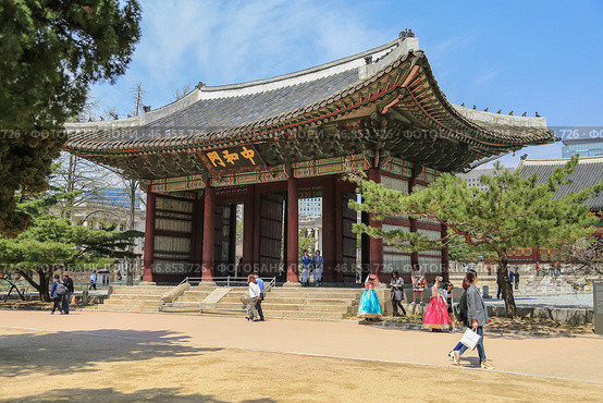 Дворцовый комплекс Токсугун (Deoksugung Palace) в центре Сеула. Редакционное фото, фотограф Римма Тельнова / Фотобанк Лори