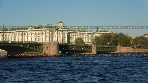 Дворцовый мост на фоне Зимнего дворца солнечным днем. Санкт-Петербург (2018 год). Редакционное видео, видеограф Виктор Карасев / Фотобанк Лори