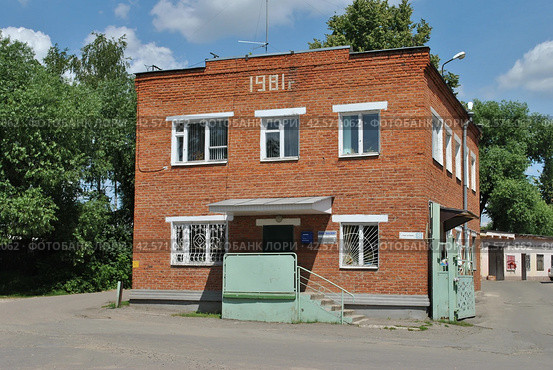 Двухэтажное кирпичное административное здание 1981 года постройки. Производственная компания "Васко". Село Константиново, 81. Город Домодедово. Московская область (2012 год). Редакционное фото, фотограф lana1501 / Фотобанк Лори