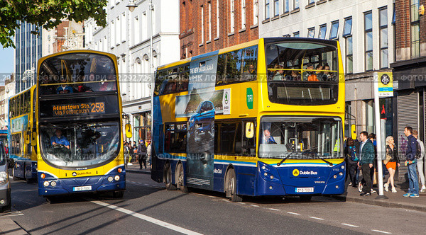 Двухэтажные ирландские автобусы Dublin Bus. Набережная реки Лиффи - Aston Quay. Дублин. Ирландия (2019 год). Редакционное фото, фотограф Сергей Афанасьев / Фотобанк Лори