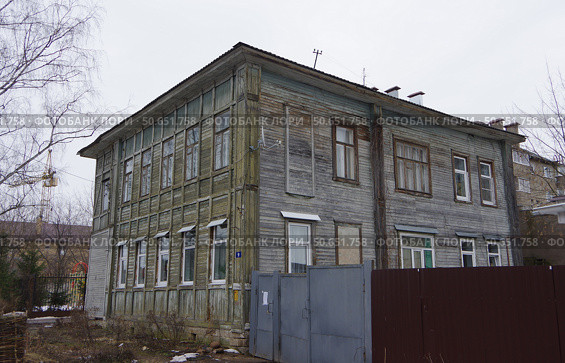 Двухэтажный жилой дом. Тверь, улица Достоевского, 9 (2021 год). Редакционное фото, фотограф Алексей Иванов / Фотобанк Лори
