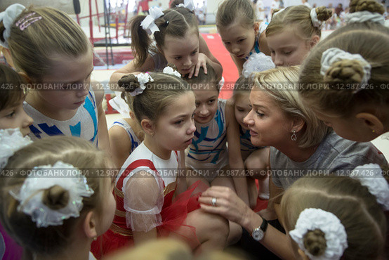 Двукратная олимпийская чемпионка Светлана Хоркина успокаивает юнную гимнастку в спортивном гимнастическом зале ЦСКА в городе Москве, 31 октября 2015. Редакционное фото, фотограф Николай Винокуров / Фотобанк Лори