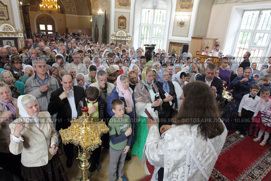 Дьякон читает молитву Отче Наш (2015 год). Редакционное фото, фотограф Дмитрий Неумоин / Фотобанк Лори