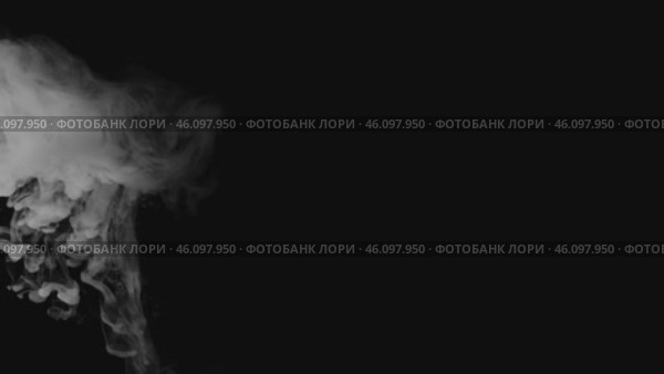 Дым на чёрном фоне. Дым появляется из центра кадра. Стоковое видео, видеограф Семён Прудий / Фотобанк Лори