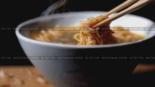 Дымящаяся лапша, вынимаемая палочками из миски: кулинарный акцент. Стоковое AI-видео, аниматор ФотоИнтеллект / Фотобанк Лори