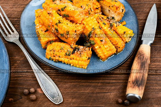 Ears of corn baked with herbs. Vegetarian food, recipes.. Corn cobs grilled or baked. Стоковое фото, агентство Ingram Publishing / Фотобанк Лори