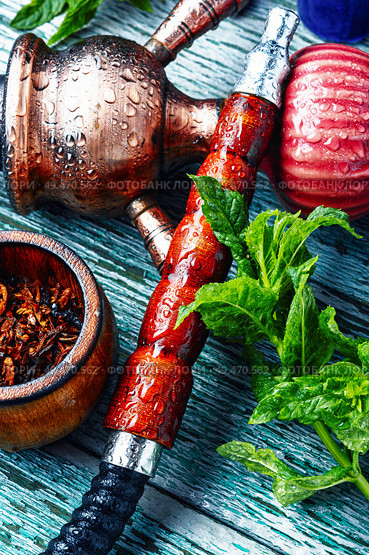 East smoking hookah with mint flavor.Modern kalian with spearmint. Turkish hookah with mint. Стоковое фото, агентство Ingram Publishing / Фотобанк Лори
