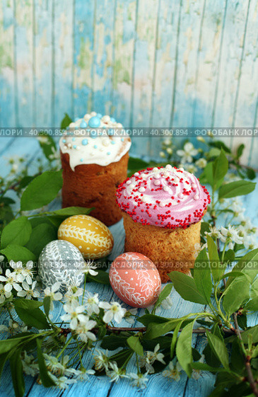 Easter eggs and cake, happy holidays. Стоковое фото, фотограф ElenArt / Фотобанк Лори