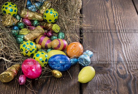 Easter Nest with different Chocolate Sweets. Стоковое фото, агентство Ingram Publishing / Фотобанк Лори