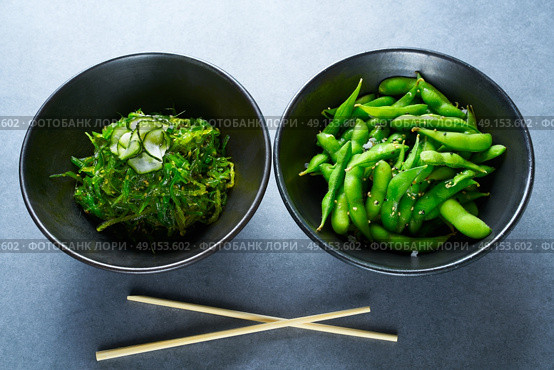 Edamame fresh soya beans soybeans and Algae salad with cucumber Asian starters. Стоковое фото, агентство Ingram Publishing / Фотобанк Лори