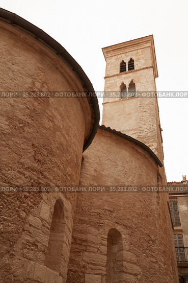 Eglise Sainte-Marie-Majeure de Bonifacio. Vertical photo (2018 год). Стоковое фото, фотограф EugeneSergeev / Фотобанк Лори