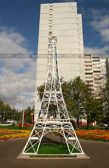 Эйфелева башня. Москва, Ясенево, улица Инессы Арманд (2012 год). Редакционное фото, фотограф Щеголева Ольга / Фотобанк Лори