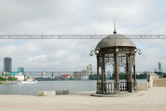 Екатеринбург. Ротонда на набережной городского пруда. Стоковое фото, фотограф Анна Омельченко / Фотобанк Лори