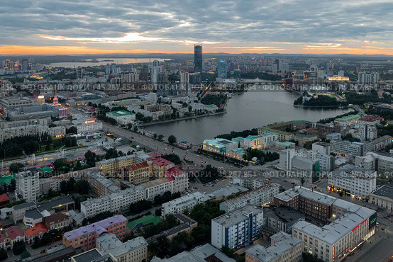 Екатеринбург. Вид на город со смотровой площадки БЦ "Высоцкий" на вечерний город (2024 год). Стоковое фото, фотограф Pukhov K / Фотобанк Лори