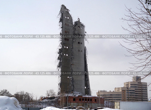 Екатеринбургская телебашня в процессе сноса, Екатеринбург (2018 год). Стоковое фото, фотограф Алексей Иванов / Фотобанк Лори