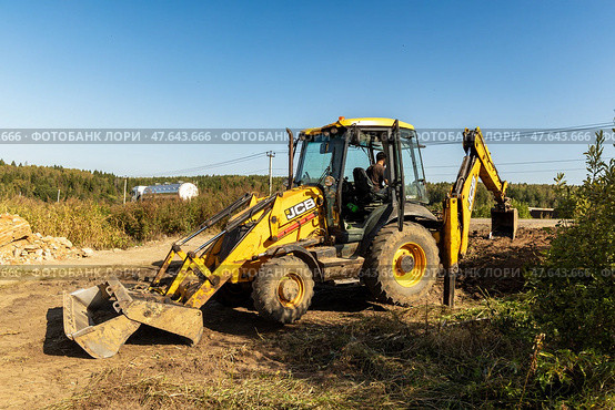 Экскаватор-погрузчик JCB. Редакционное фото, фотограф Андрей Иванов / Фотобанк Лори