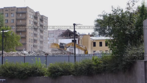 Экскаватор разгребает обломки снесенного здания (2024 год). Редакционное видео, видеограф Константин Григорьев / Фотобанк Лори
