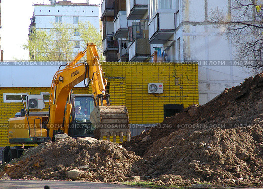 Экскаватор роёт траншею. Работы по перекладке труб (2008 год). Редакционное фото, фотограф lana1501 / Фотобанк Лори