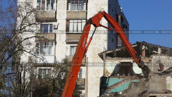 Экскаватор сносит жилой дом (2015 год). Редакционное видео, видеограф Владимир Журавлев / Фотобанк Лори