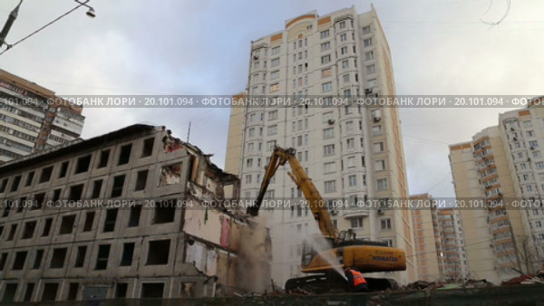 Экскаватор сносит жилой дом в Москве (2016 год). Редакционное видео, видеограф Владимир Журавлев / Фотобанк Лори