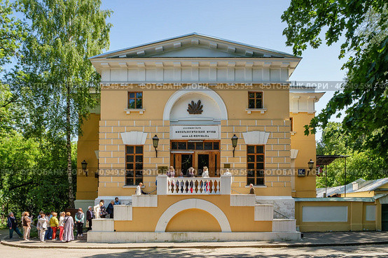 Экскурсанты около здания минералогического музея имени Ферсмана в Нескучном саду парка культуры и отдыха имени Горького (2023 год). Редакционное фото, фотограф Сергей Никифоров-Гордеев / Фотобанк Лори
