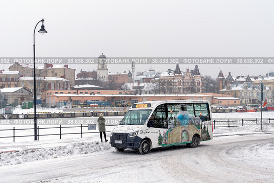 Экскурсионный автобус Vyborg City Tour стоит на набережной Адмирала Апраксина на Смоляном мысу в Выборге (2023 год). Редакционное фото, фотограф Румянцева Наталия / Фотобанк Лори