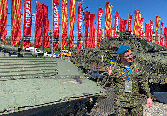 Экскурсовод (участник СВО) рассказывает об экспонате БМП-1 (Чехия). Выставка трофейной военной техники, захваченной в ходе спецоперации на Украине. Поклонная гора, Москва (2024 год). Редакционное фото, фотограф Мария Кылосова / Фотобанк Лори