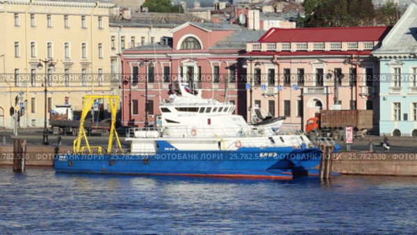 Экспедиционный научно-исследовательский многоцелевой катамаран "Бриз" (проект 28.7М) на набережной Лейтенанта Шмидта в Санкт-Петербурге (2016 год). Редакционное видео, видеограф Сергей Дубров / Фотобанк Лори