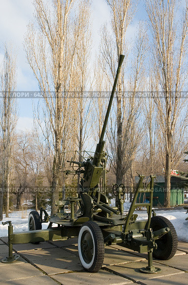 Экспонаты военной техники музея на Соколовой горе города Саратова. Зенитная пушка (2007 год). Редакционное фото, фотограф Алексей Бок / Фотобанк Лори