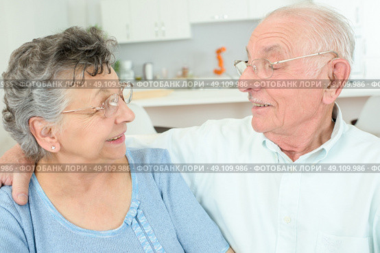 Elderly couple having a cuddle. Стоковое фото, агентство Ingram Publishing / Фотобанк Лори