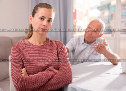 Elderly father apologizes to daughter after quarrel. Стоковое фото, фотограф Яков Филимонов / Фотобанк Лори